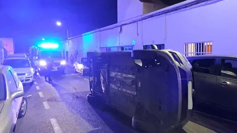 Imagen del vehículo tras el vuelco