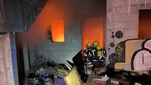 Imagen de los bomberos extinguiendo el fuego en la casa okupa de Costa Teguise.