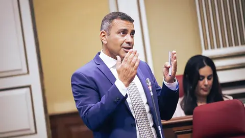 Imagen de Oswaldo Betancort en el Parlamento de Canarias.