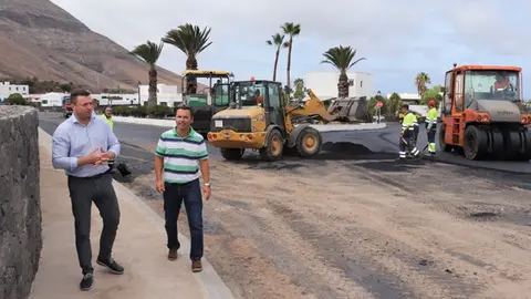 Imagen de archivo de Óscar Noda junto a Jonathan Lemes junto a las obras de asfaltado.