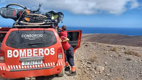 Imagen de los bomberos recogiendo las cosas de los excursionistas