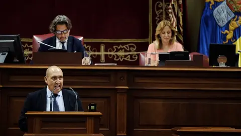 Imagen de Pedro Viera en el Parlamento de Canarias.