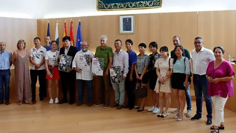 Imagen del grupo de gobierno de Tías junto a la Asociación de Chinos en Lanzarote Aixin  presentando el festival chino.