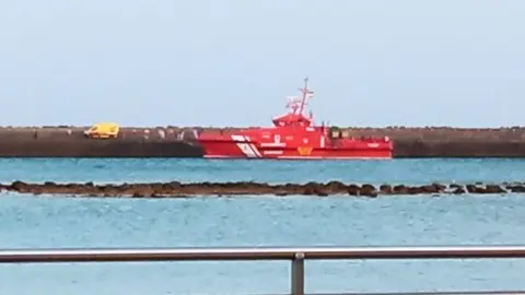 Imagen de archivo de otra patera traída  por Salvamento