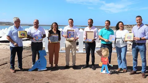 Imagen de Óscar Noda junto a los concejales de Yaiza en las Salinas de Janubio preserntando el itinerario cultural.