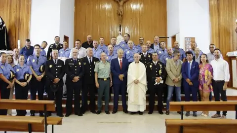Imagen de los componentes de la Policía Local de Tías junto a los diferentes cargos públicos.