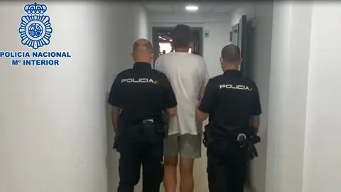 Imagen de la Policía Nacional con el detenido. 