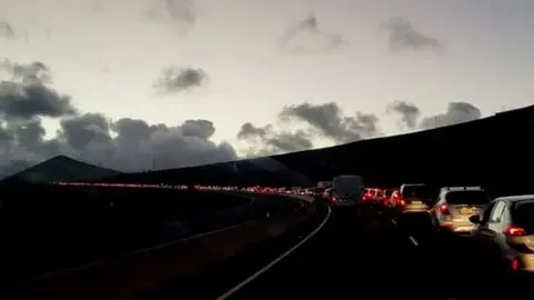 Imagen de la enorme cola de coches que se organizó desde Arrecife hasta Tinajo