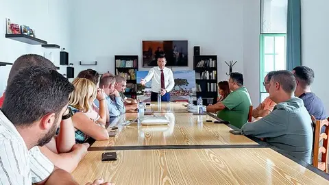 Oswaldo Betancort hablando este miércoles con sus compañeros de partido