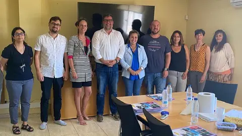 Isidro Pérez y María Dolores Fernández Vega elaborando uno de los programas contra la violencia de género en San Bartolomé.