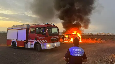 Imagen del incendio que se produjo en un solar del barrio de Argana