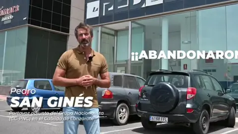 Pedro San Gin&eacute;s frente a la sede de la C&aacute;mara de Comercio. 