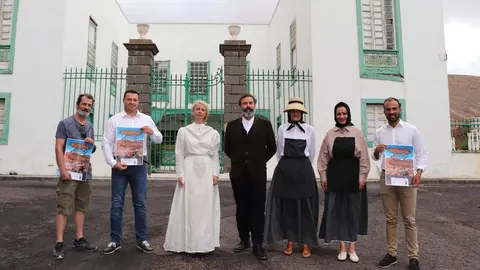 Imagen del alcalde y el concejal de Cultura con los promotores de la obra.