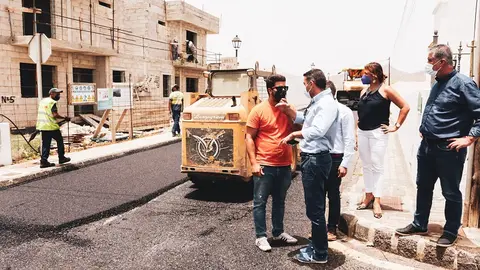 El alcalde de Teguise y dos de sus concejales charlando con los encargados de la obra.