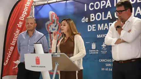 El consejero de Deportes, la presidenta del Cabildo y el alcalde de San Bartolomé durante la presentación de la prueba.