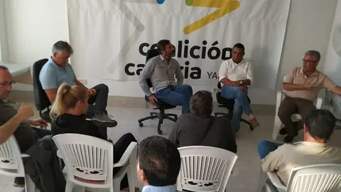 Imagen de una reunión del Comité Local de CC en Yaiza con otros compañeros de partido.