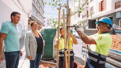 La alcaldesa de Arrecife estuvo supervisando los trabajos.