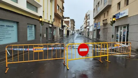 Imagen de una calle cortada en Arrecife