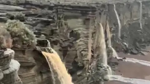 Imagen de las cascadas que se están formando en un risco de Alegranza. 