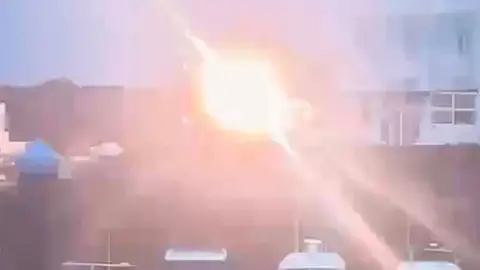 Imagen de una de las explosiones que se han producido en la farola del pueblo costero del norte de Lanzarote. 