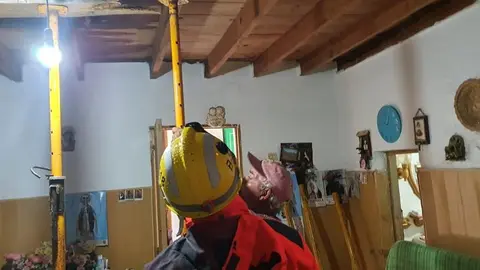 Momento en el que instalaron los puntales en la casa