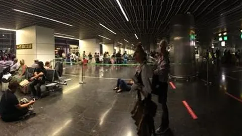 Imagen de parte de los pasajeros repartidos por el suelo de la terminal.