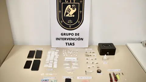 Imagen de la mercancía, el dinero y el material incautado por la Policía de Tías.