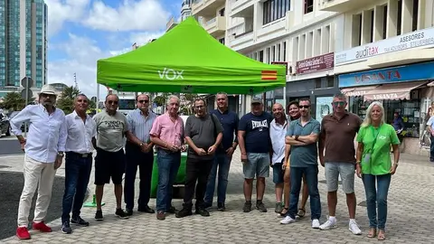 Integrantes de VOX que estuvieron en la mesa informativa de la capital.