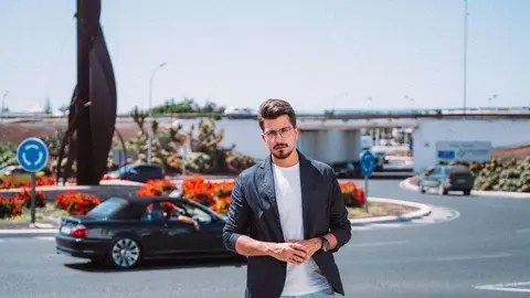 El presidente del Comité Local del PP en la rotonda de acceso a Playa Honda.