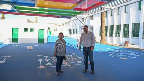 La concejal de Educación y el alcalde visitando uno de los centros.