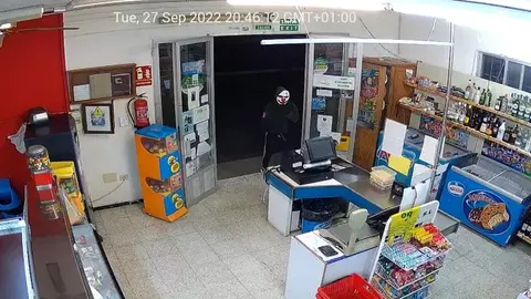 Imagen del individuo entrando en el supermercado.