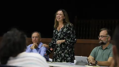 Manuel Fajardo junto a María Dolores Corujo en la reunión realizada con los vecinos de las viviendas de Valterra.