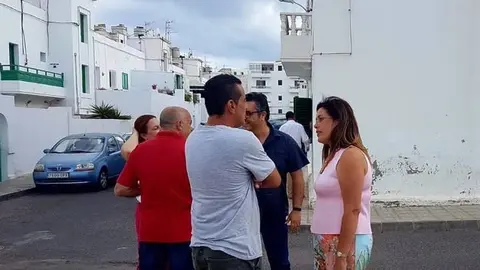 La alcaldesa de Arrecife, Astrid Pérez, con los vecinos de Titerroy.