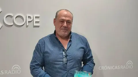 Santiago Navarro en los estudios de Crónicas Radio-COPE Lanzarote el día que presentó su segundo libro