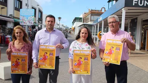 El alcalde con la consejera del Cabildo y otros representantes de la iniciativa el día que arrancó