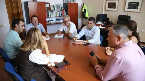 Imagen de la reunión entre el Cabildo y el Ayuntamiento de Haría