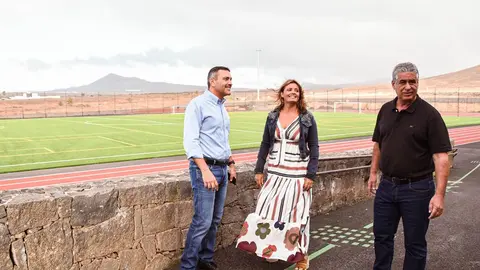 Oswaldo Betancort, Olivia Duque y Eugenio Robayna visitando este viernes las instalaciones