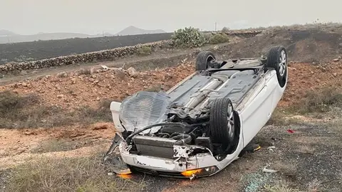 Imagen del coche después del vuelco