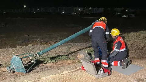 Imagen de los bomberos tratando de impedir que se creara un cortocircuito