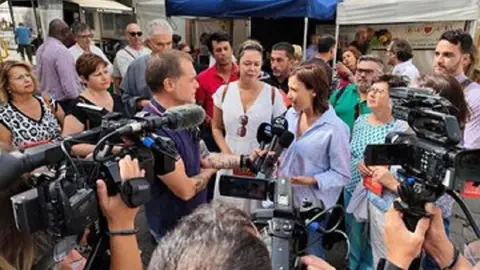 Imagen de María Dolores Corujo junto a Nira Fierro.