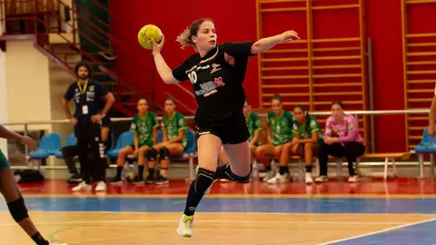 Imagen de archivo de Fernanda Lujan realizando un lanzamiento.