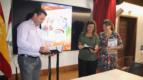 Imagen de Óscar Noda junto a Silvia Santana y Mayte Pozo.