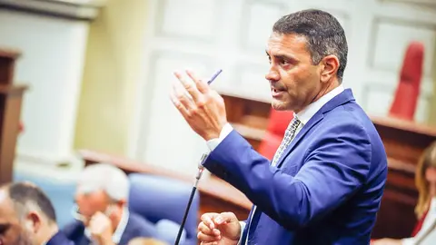 Oswaldo Betancort en el Parlamento autonómico.