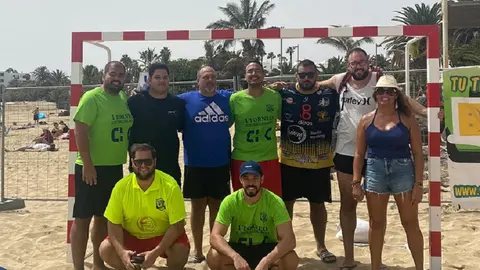Imagen del equipo ganador de la categoría senior del torneo de balonmano playa de Costa Teguise.