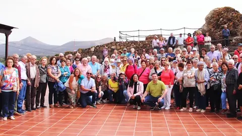 Imagen de los mayores de Yaiza en su excursión por el Día Internacional del Mayor.