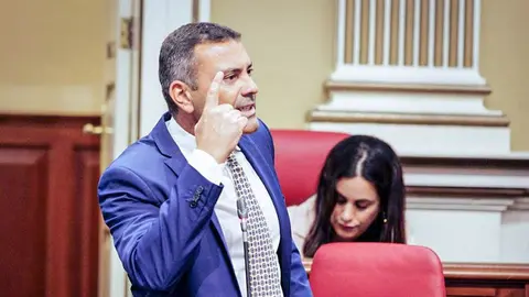 Oswaldo Betancort en el Parlamento de Canarias.