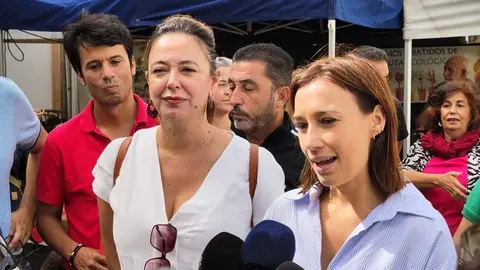 Imagen de María Dolores Corujo y Nira Fierro en las calles de Arrecife.