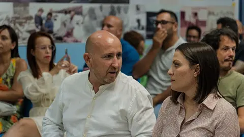 Amado Vizcaíno conversando con Migdalia Machín.