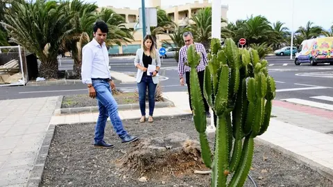 Parte del grupo de concejales de Teguise visitando una zona en mal estado de los jardines.