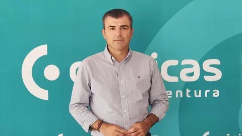 Manuel Domínguez en la redacción de Crónicas.